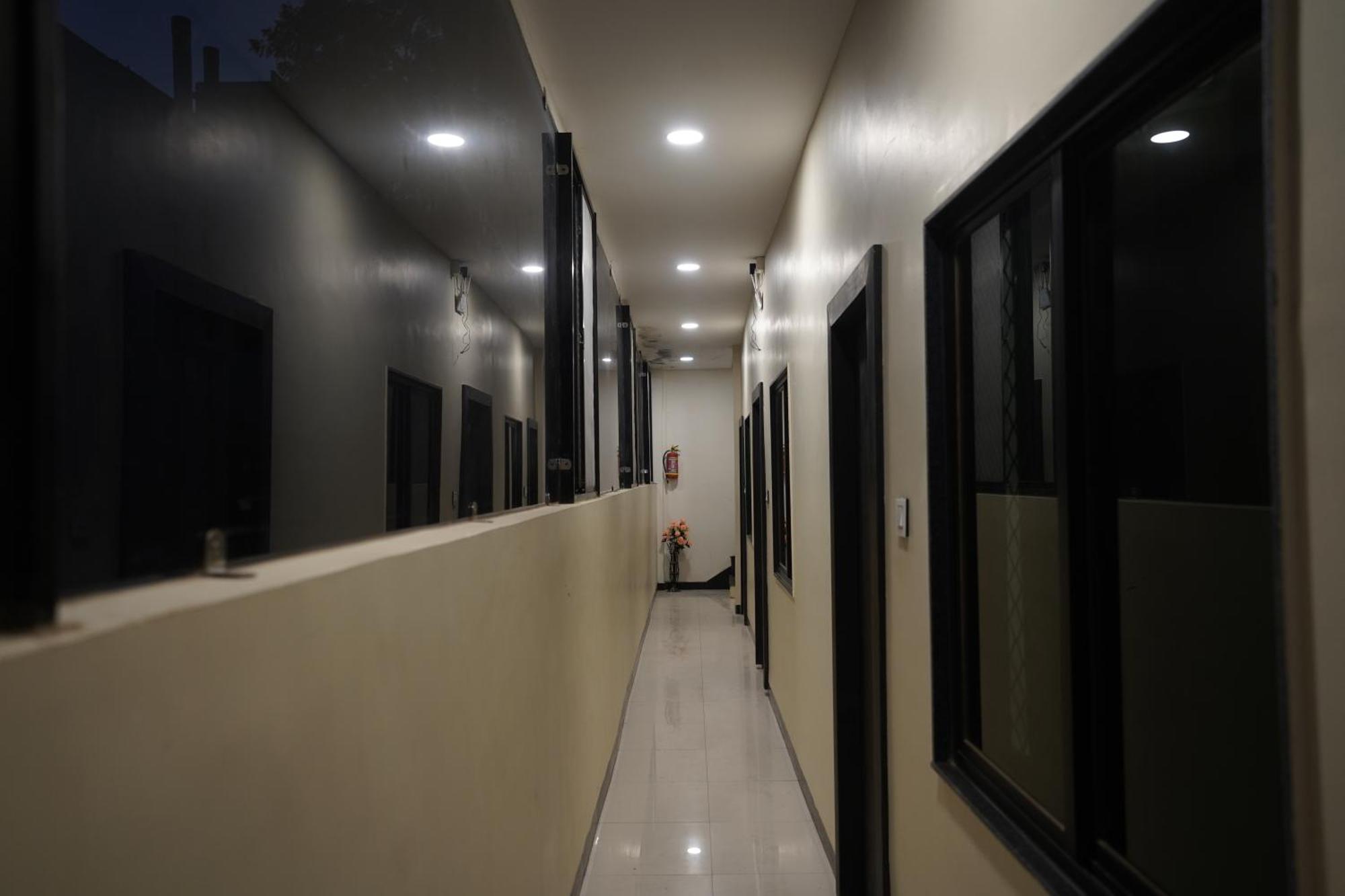 Hotel Dev Kripa 乌贾因 外观 照片