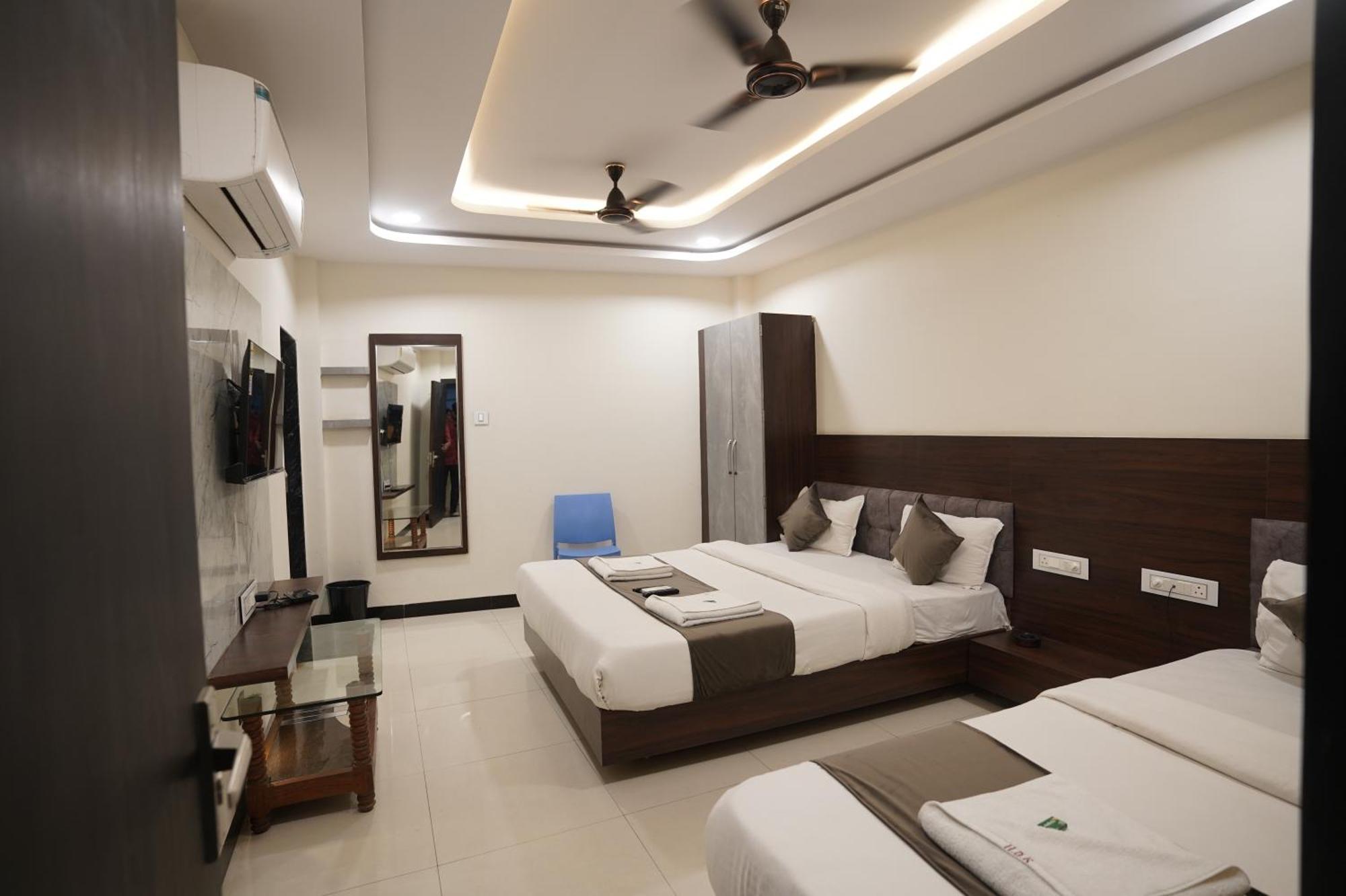 Hotel Dev Kripa 乌贾因 外观 照片