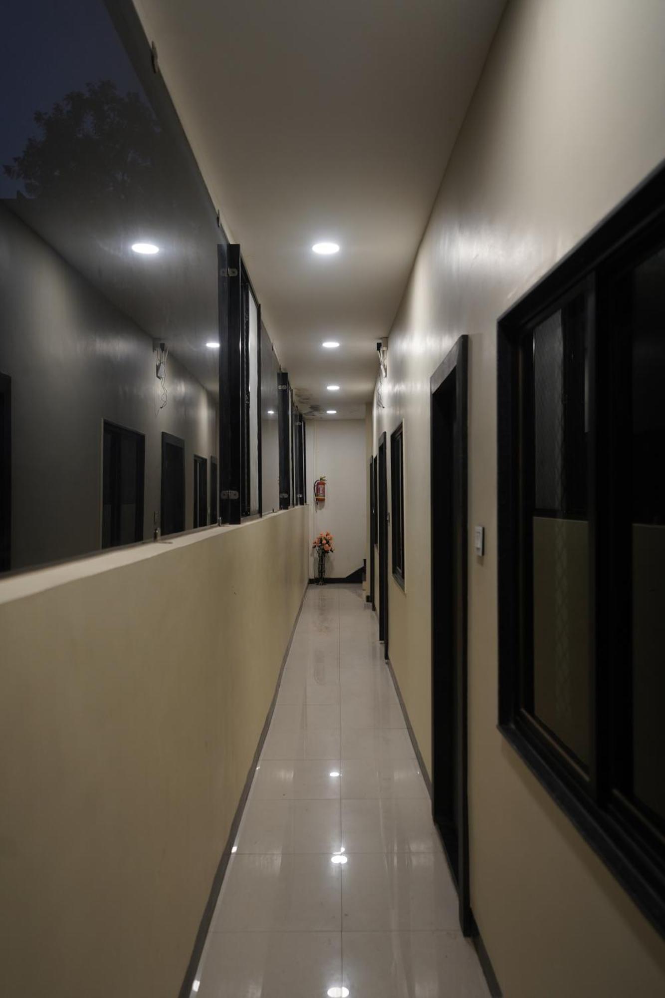 Hotel Dev Kripa 乌贾因 外观 照片