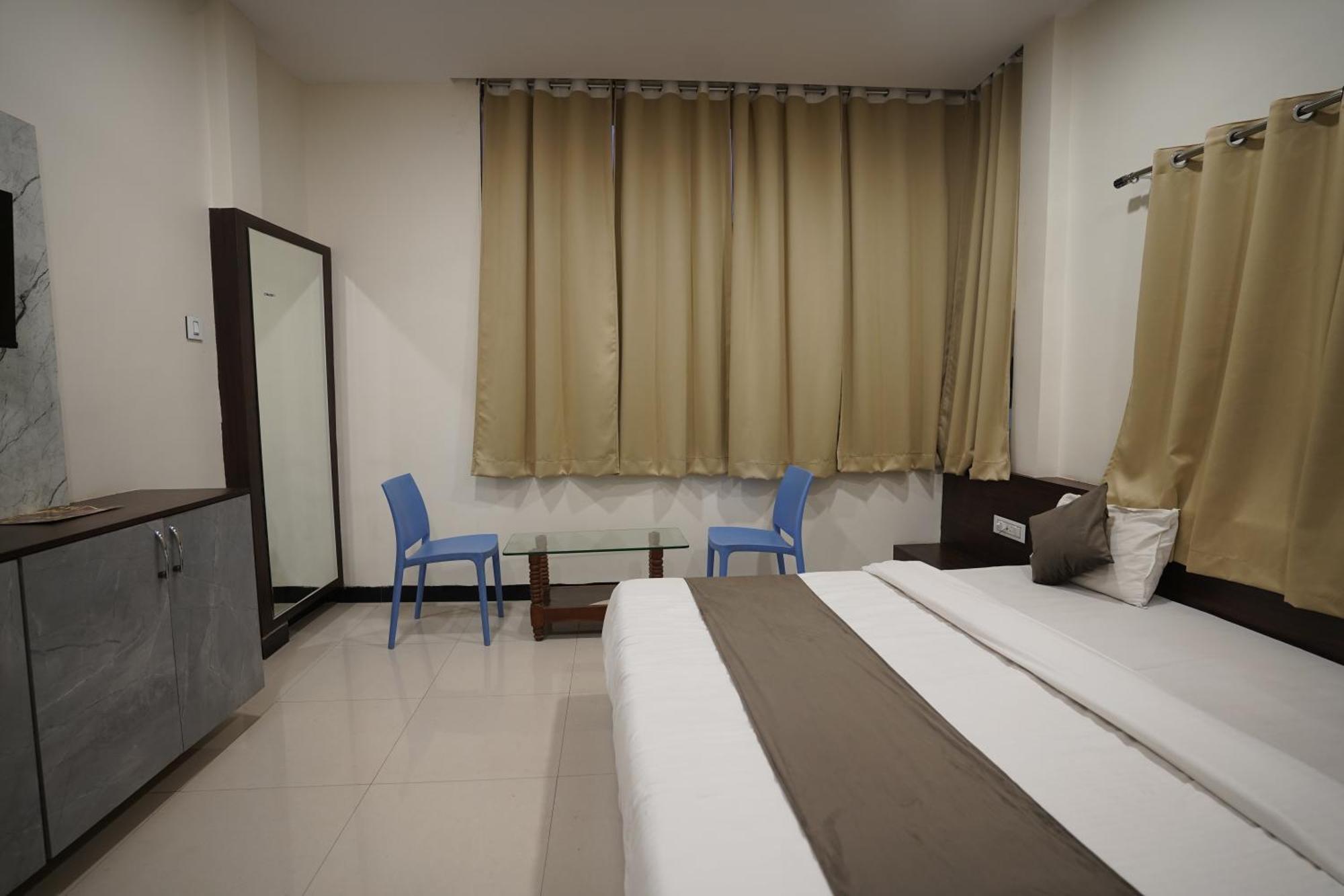 Hotel Dev Kripa 乌贾因 外观 照片