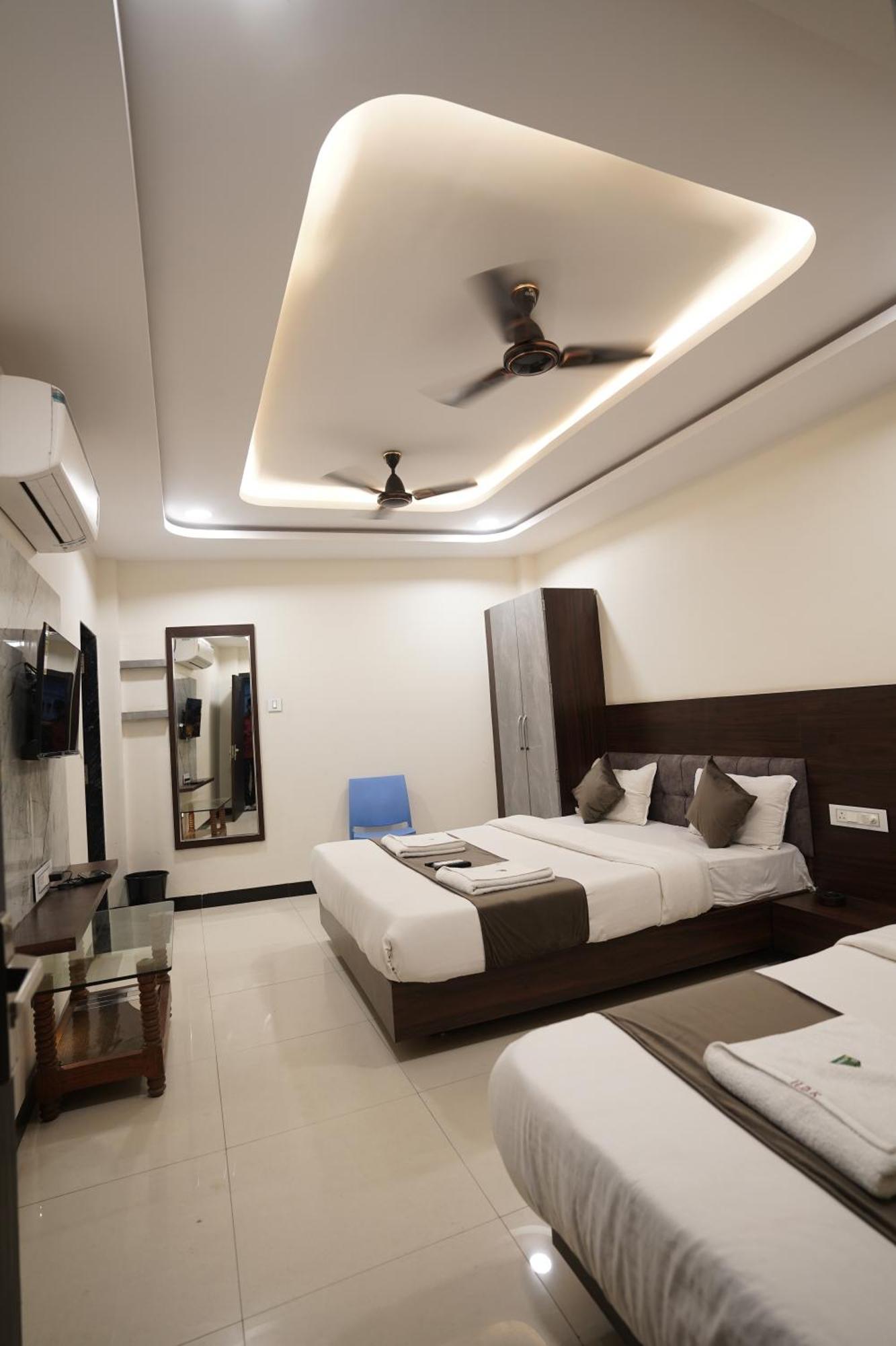 Hotel Dev Kripa 乌贾因 外观 照片