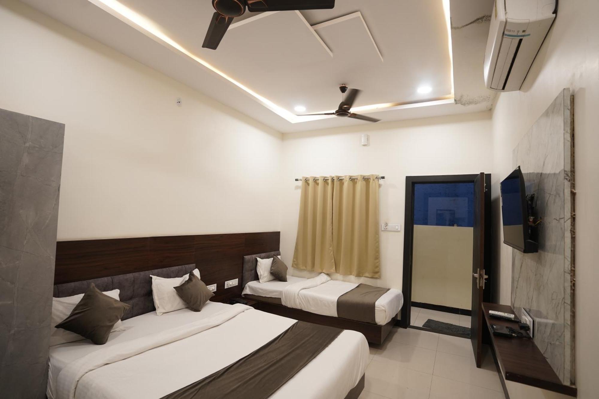 Hotel Dev Kripa 乌贾因 外观 照片