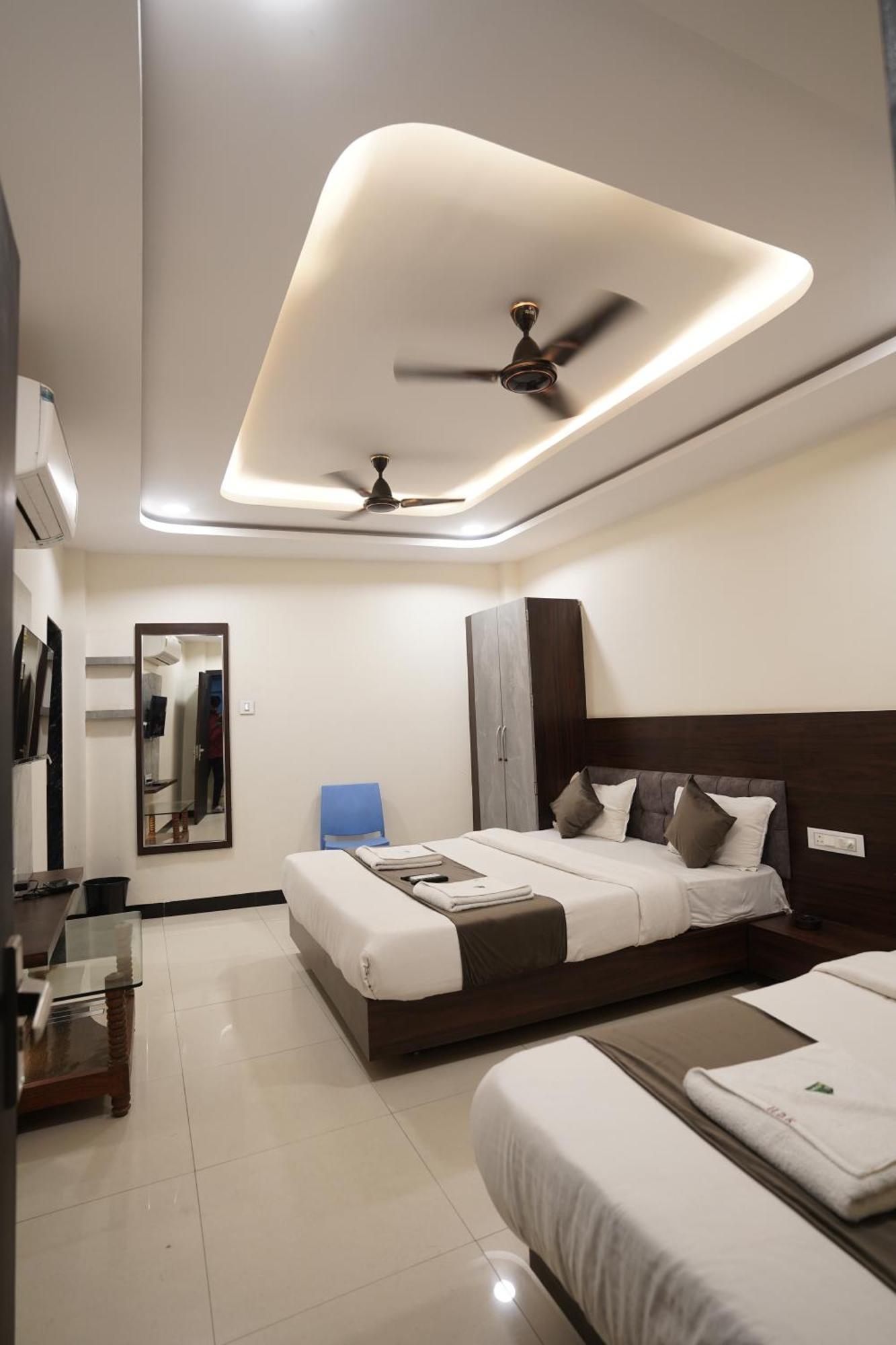 Hotel Dev Kripa 乌贾因 外观 照片