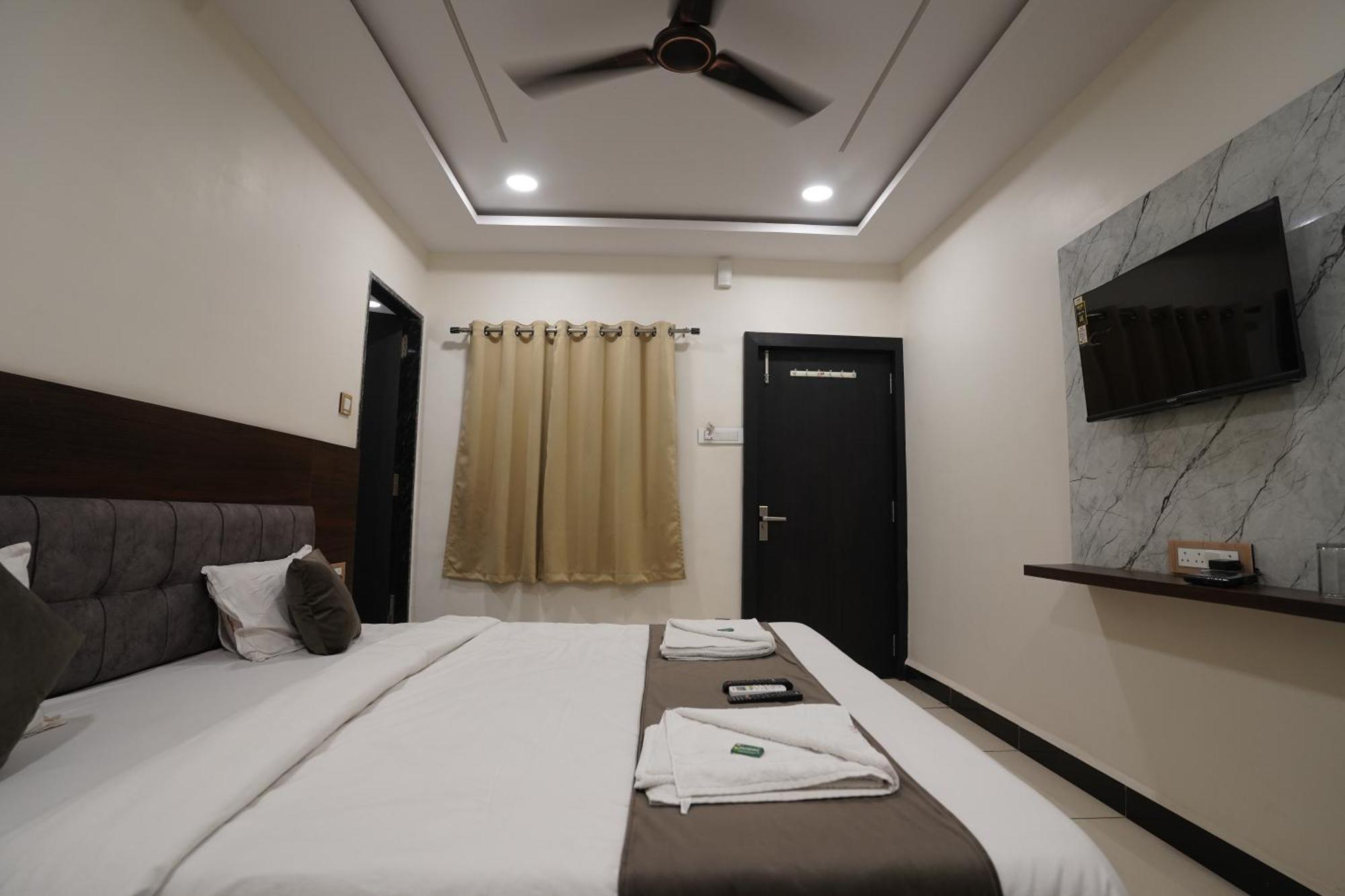 Hotel Dev Kripa 乌贾因 外观 照片
