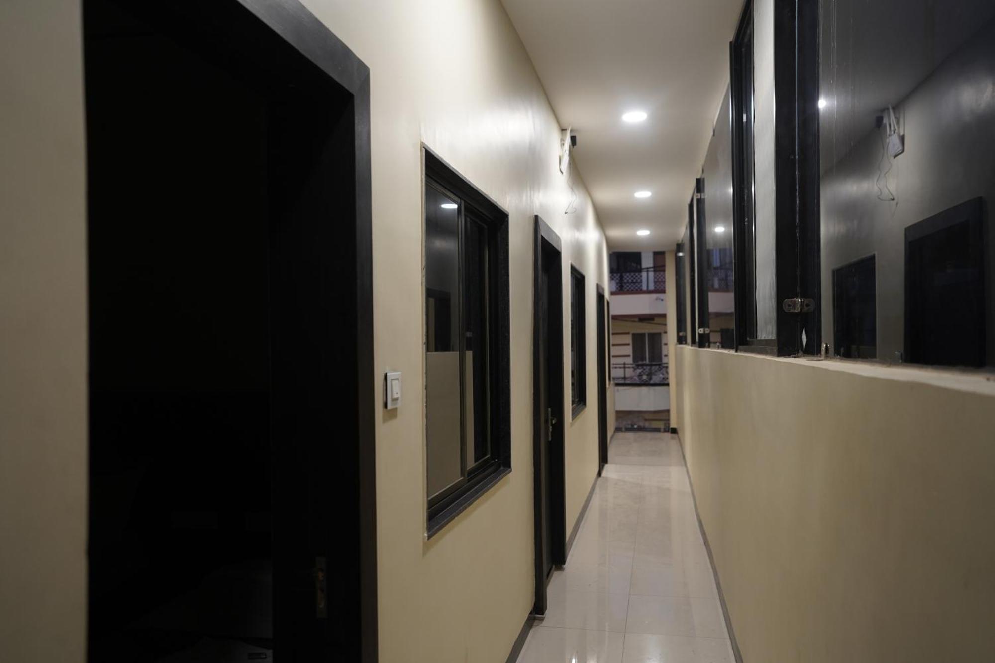 Hotel Dev Kripa 乌贾因 外观 照片