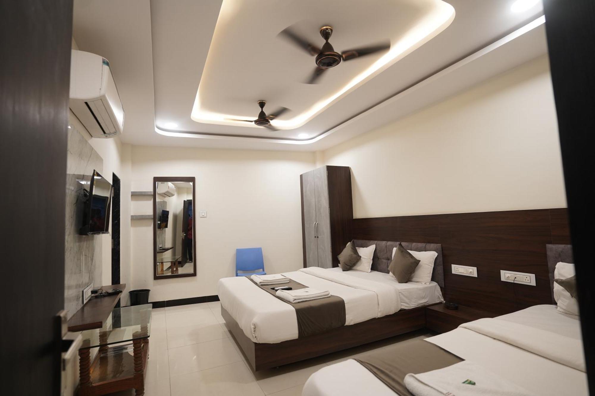 Hotel Dev Kripa 乌贾因 外观 照片