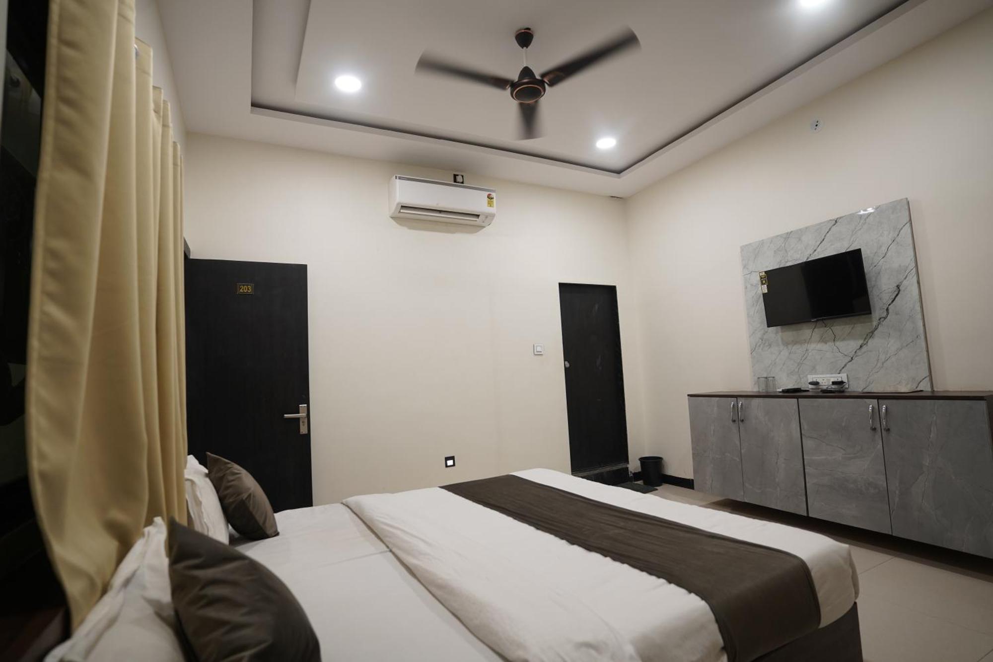 Hotel Dev Kripa 乌贾因 外观 照片