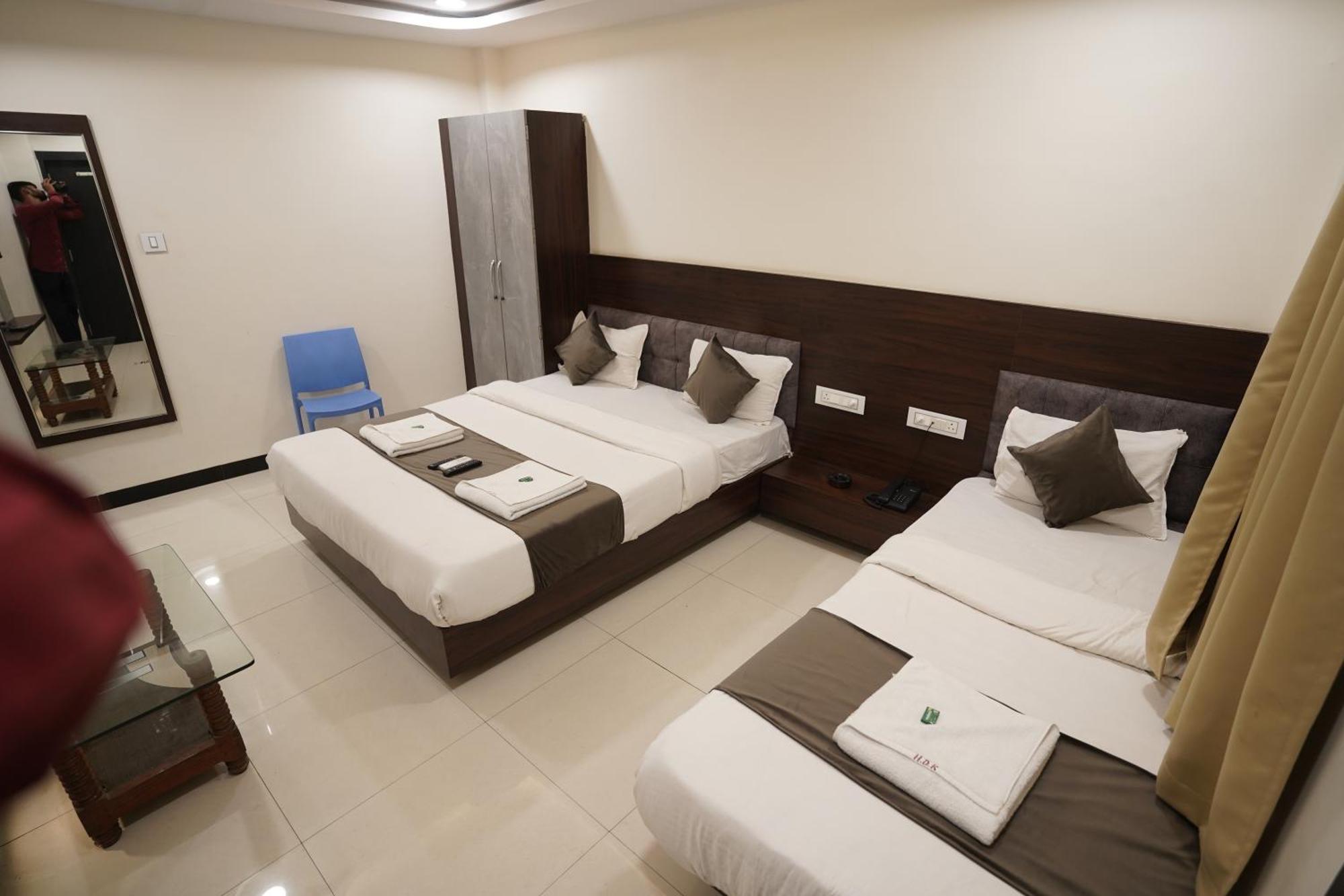 Hotel Dev Kripa 乌贾因 外观 照片