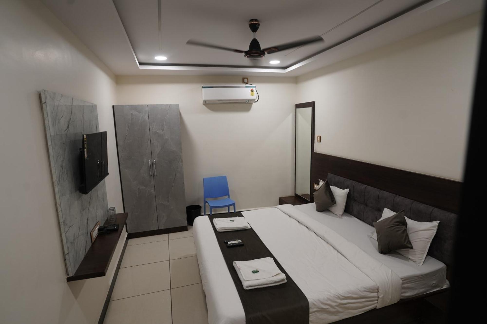 Hotel Dev Kripa 乌贾因 外观 照片