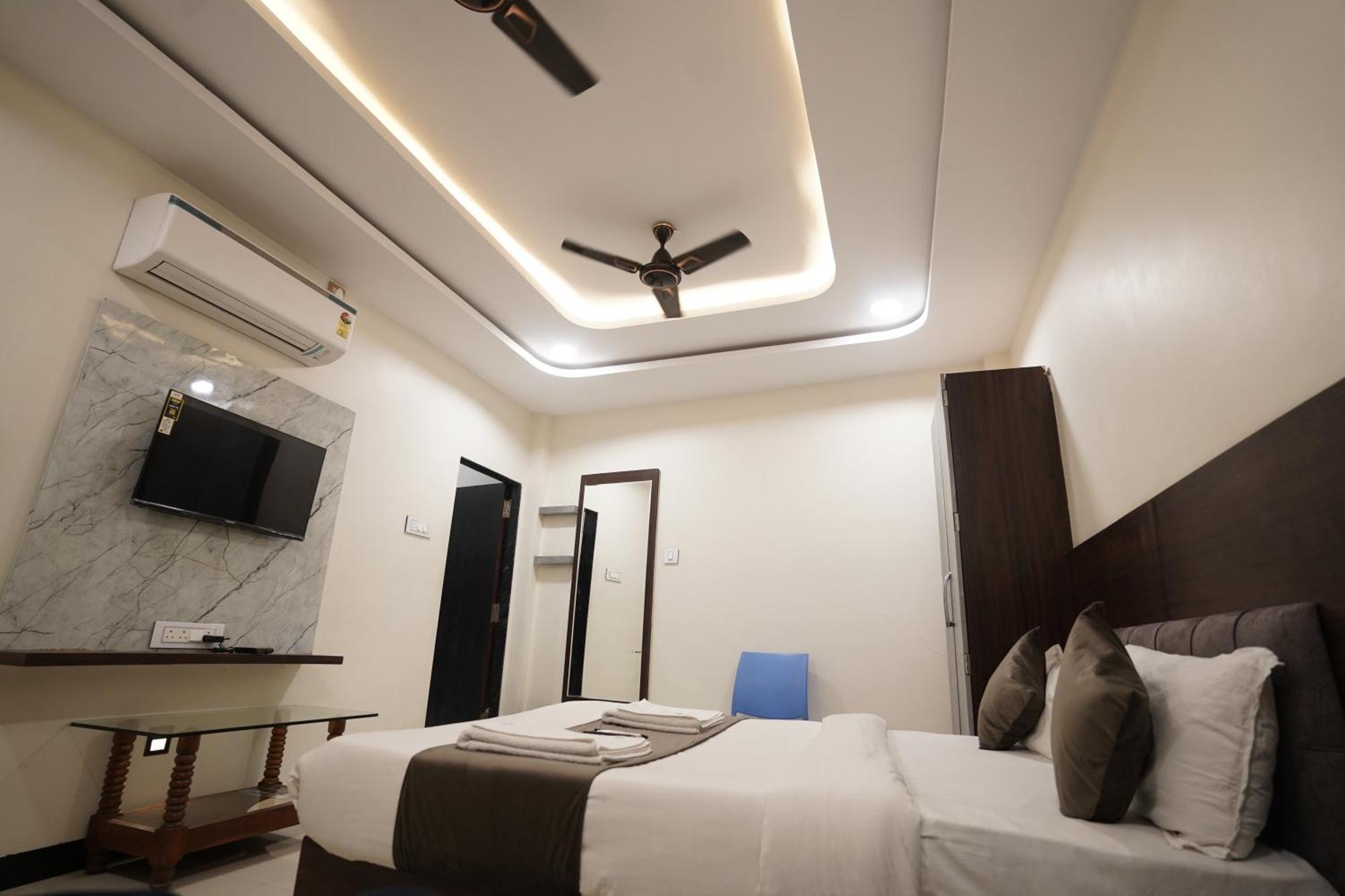 Hotel Dev Kripa 乌贾因 外观 照片