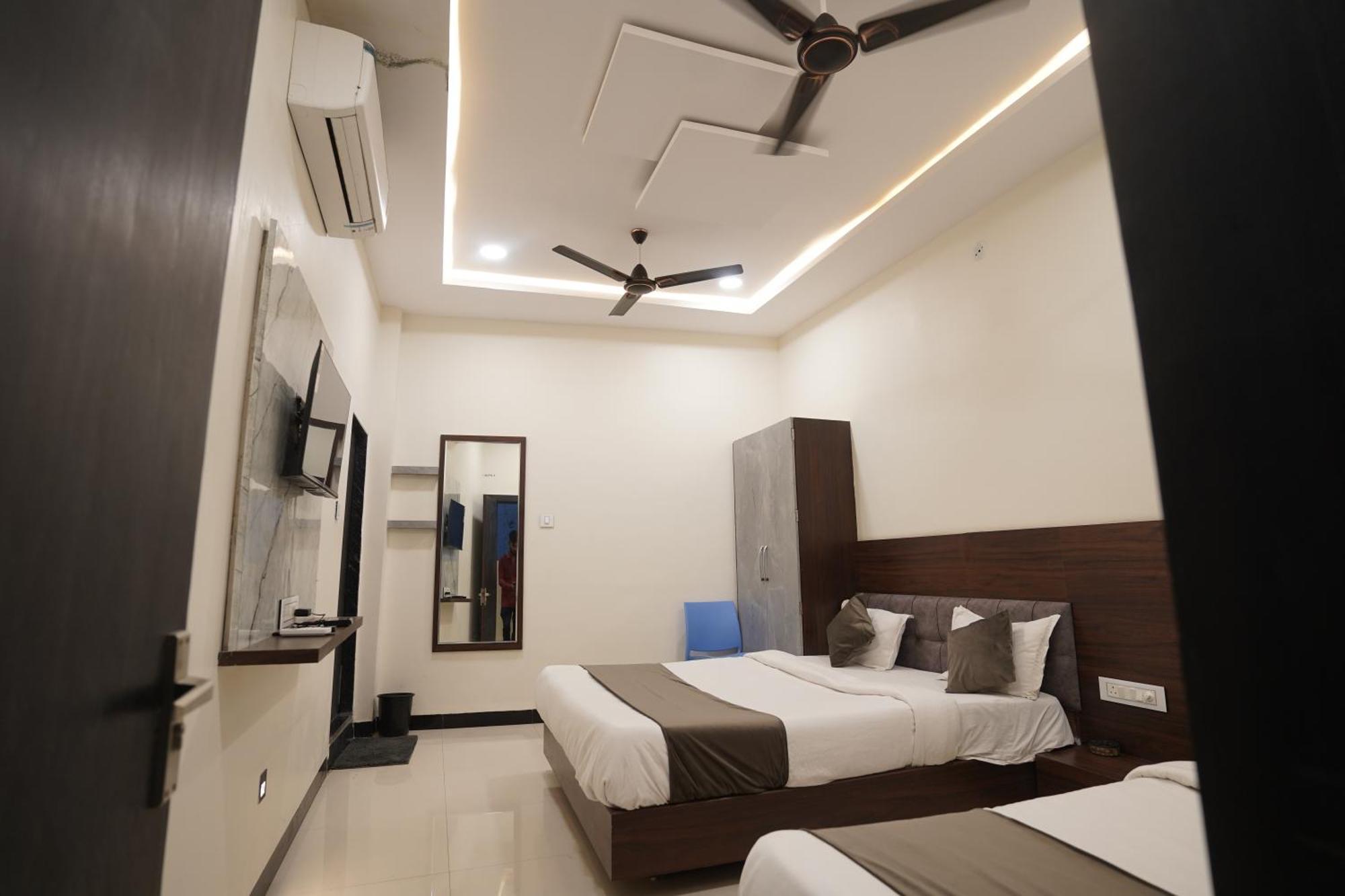 Hotel Dev Kripa 乌贾因 外观 照片
