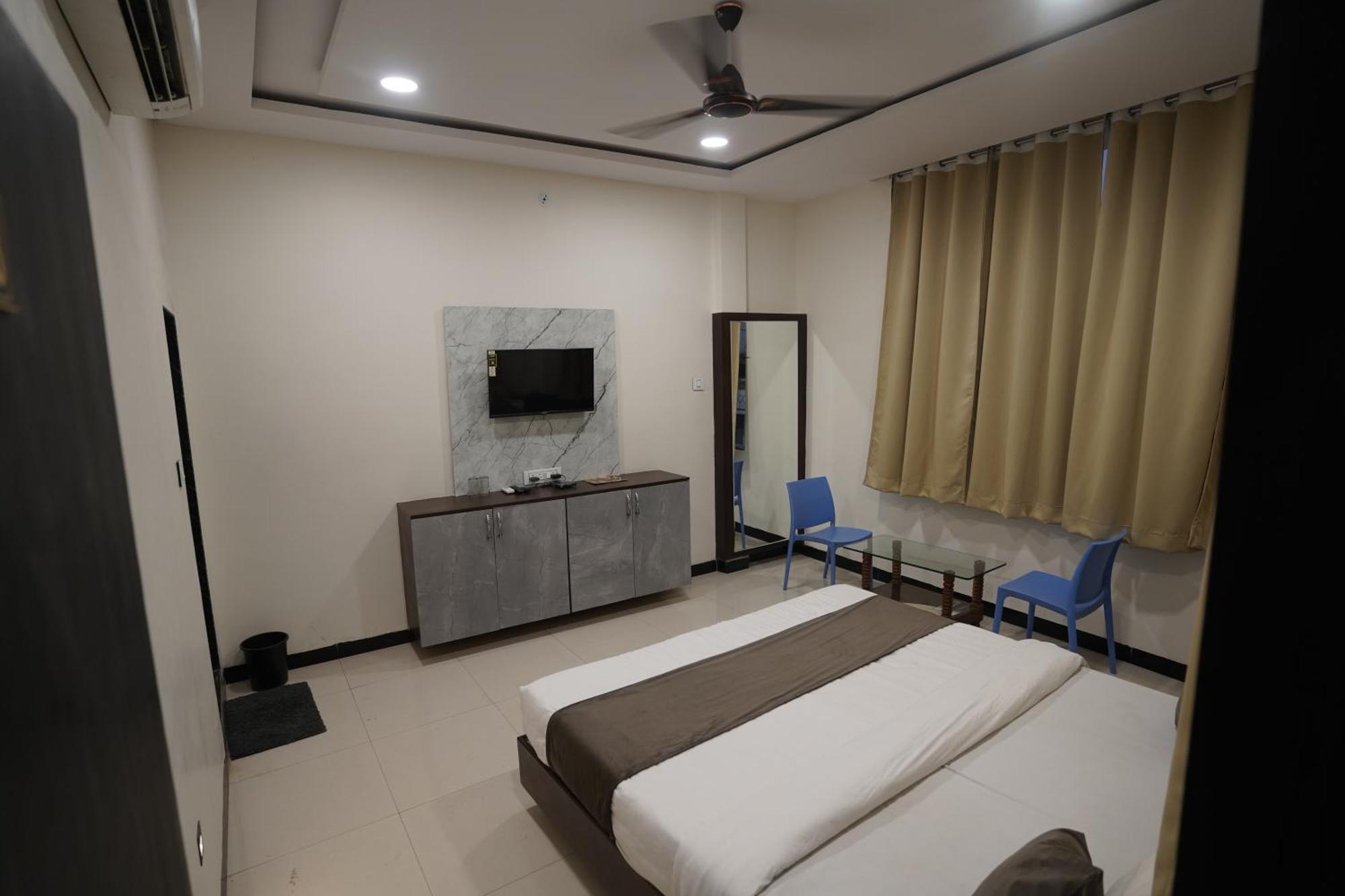 Hotel Dev Kripa 乌贾因 外观 照片