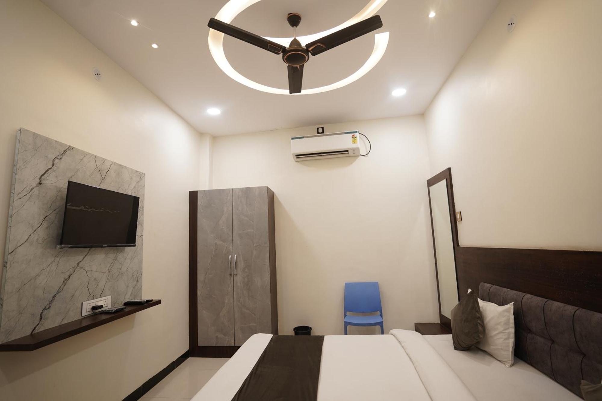 Hotel Dev Kripa 乌贾因 外观 照片