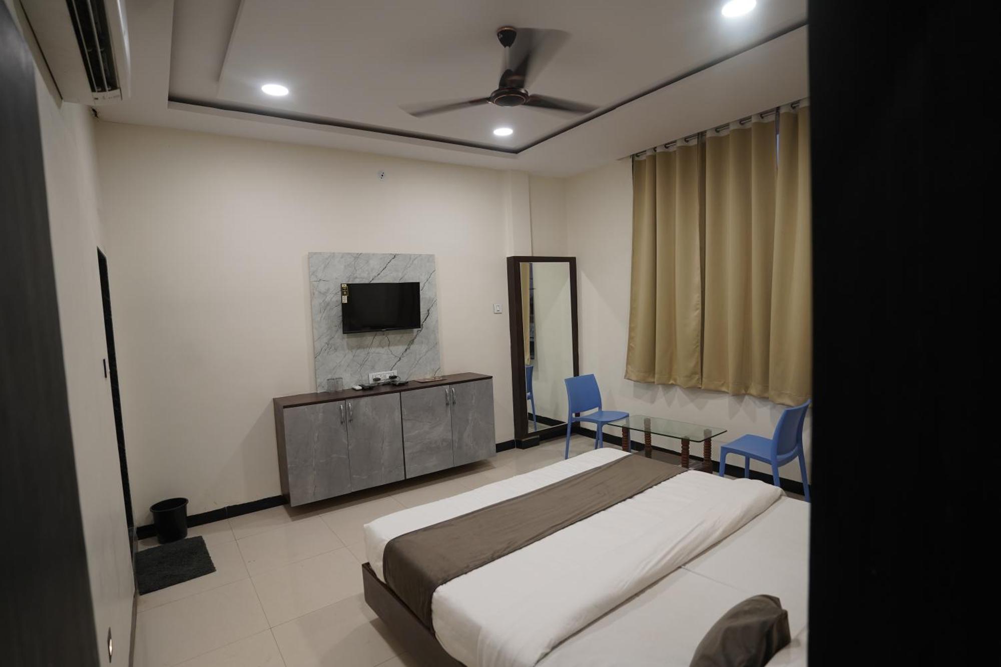 Hotel Dev Kripa 乌贾因 外观 照片
