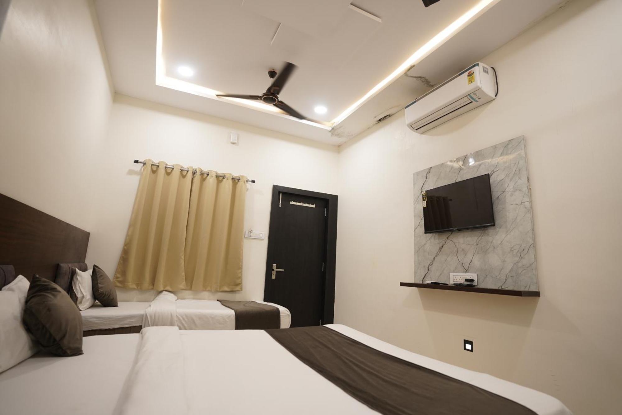 Hotel Dev Kripa 乌贾因 外观 照片
