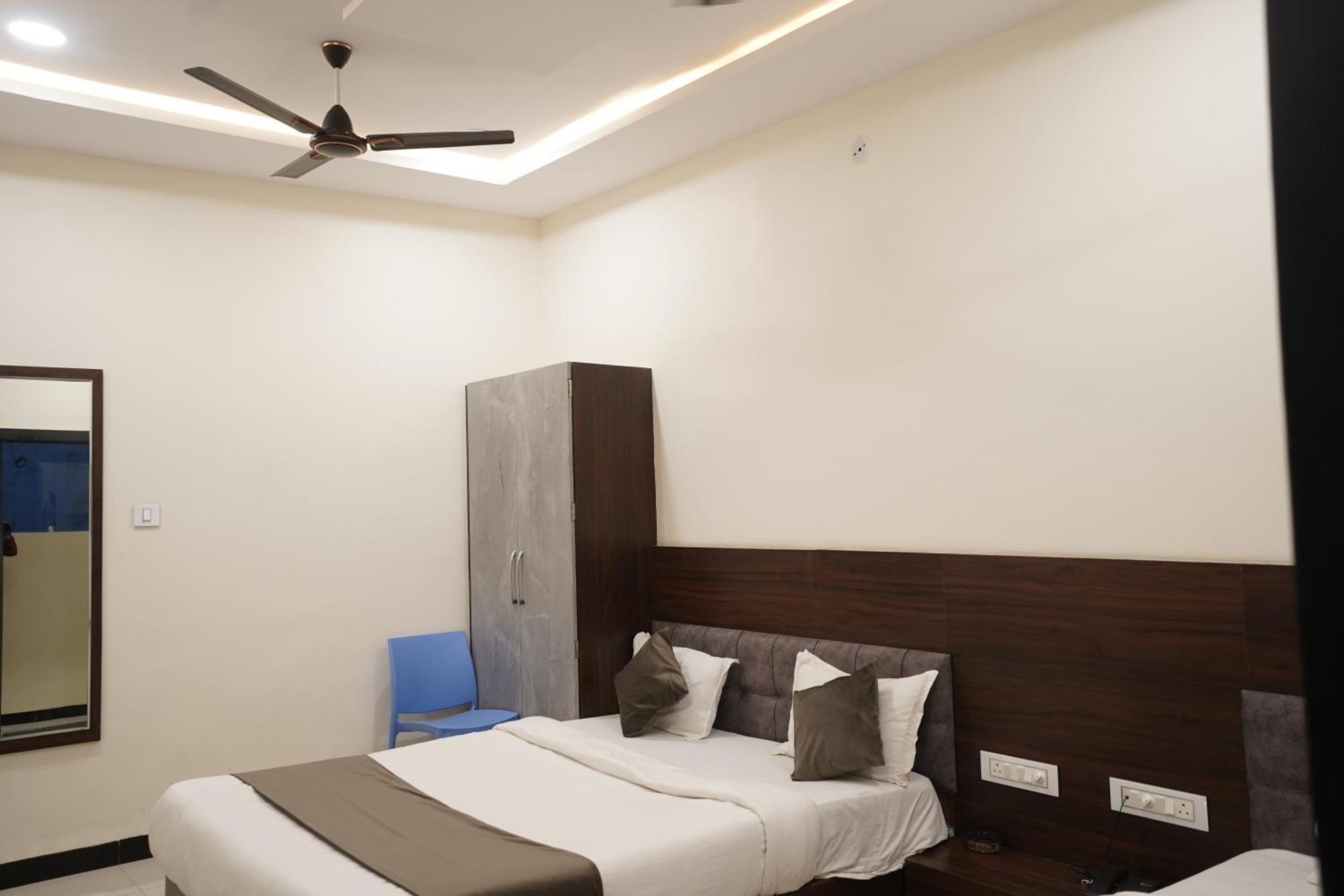 Hotel Dev Kripa 乌贾因 外观 照片