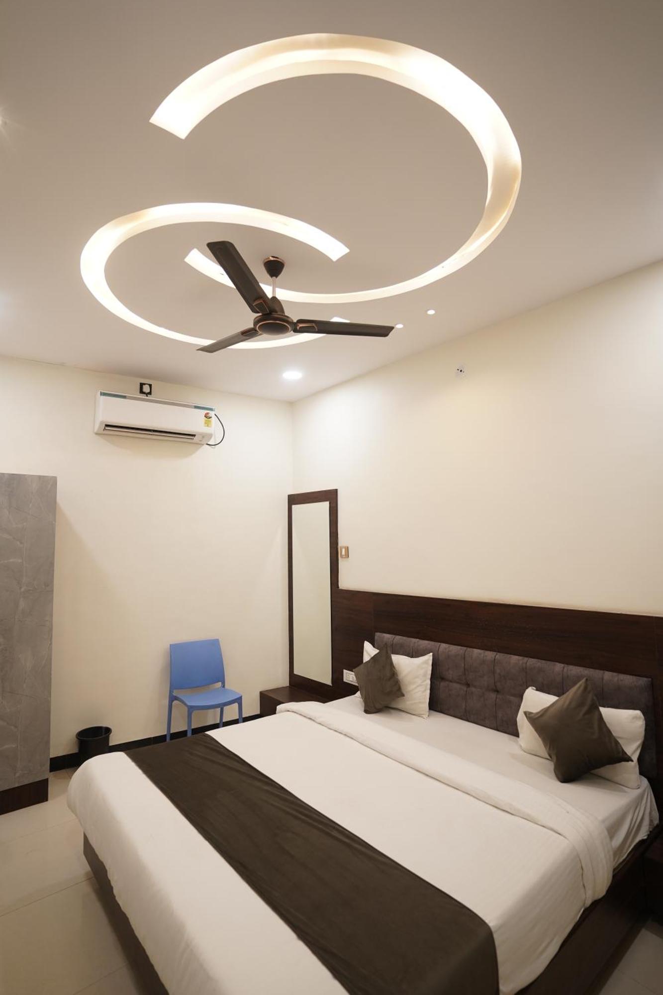 Hotel Dev Kripa 乌贾因 外观 照片