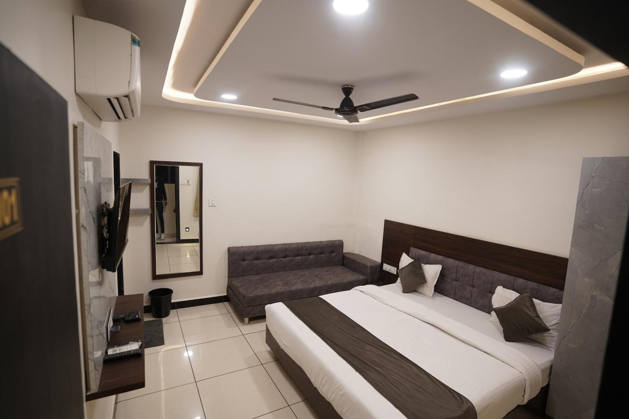 Hotel Dev Kripa 乌贾因 外观 照片