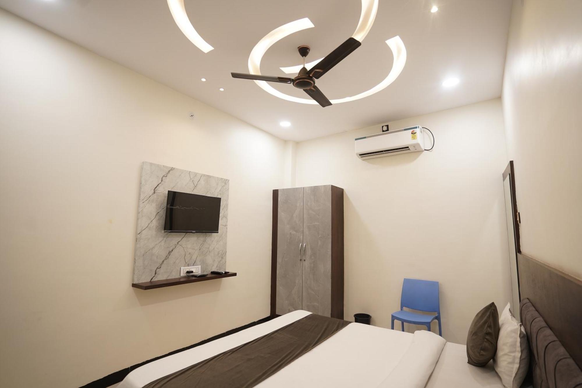 Hotel Dev Kripa 乌贾因 外观 照片
