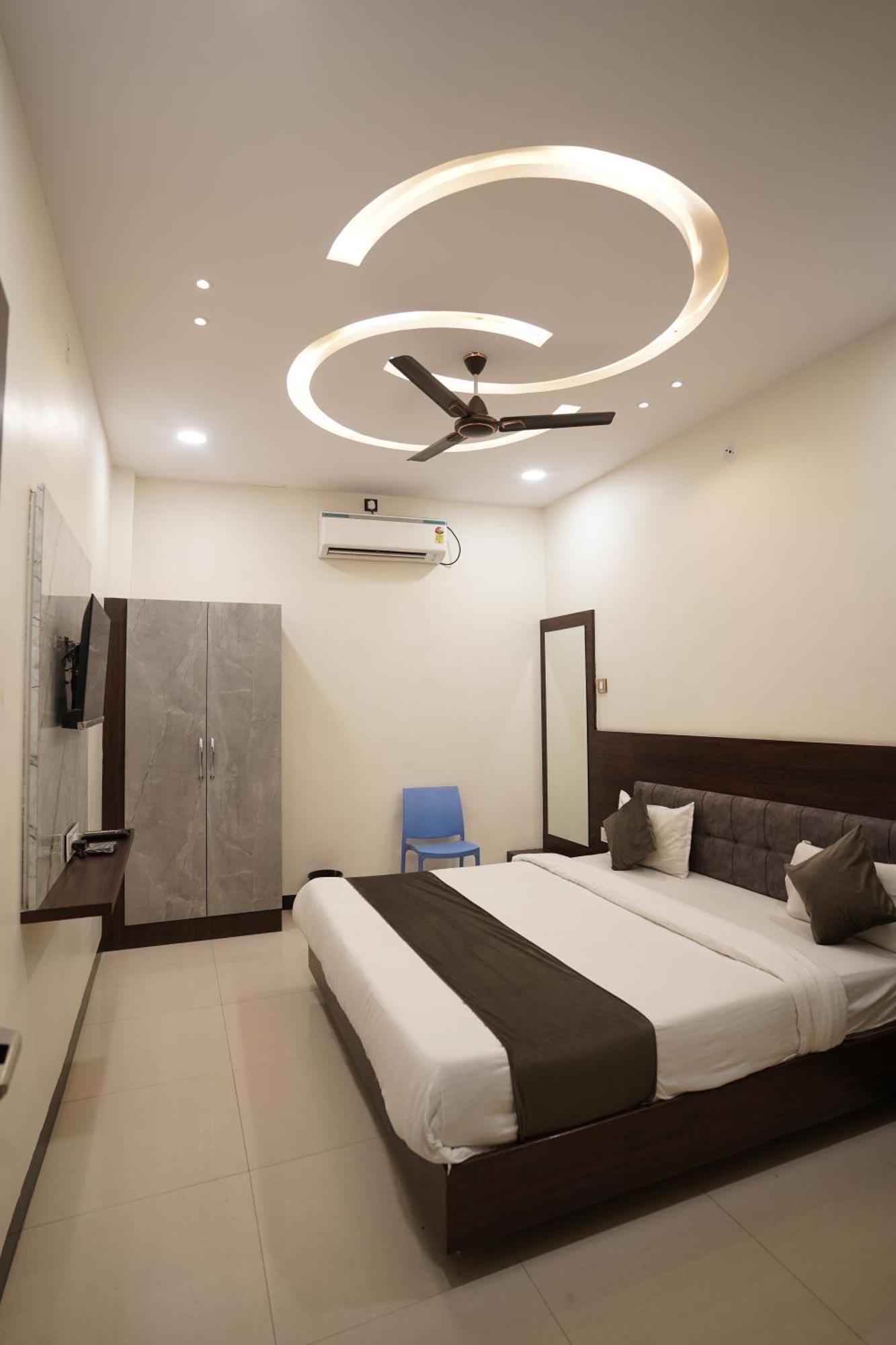 Hotel Dev Kripa 乌贾因 外观 照片