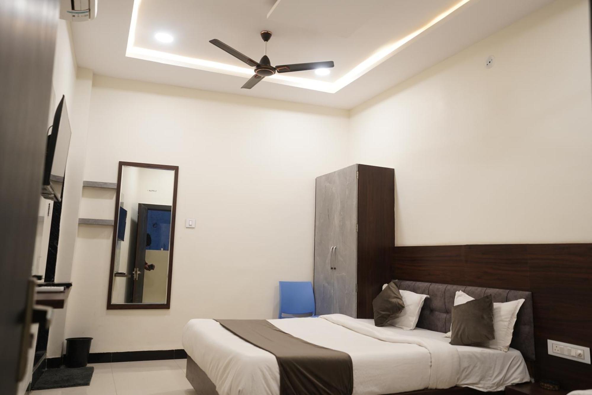 Hotel Dev Kripa 乌贾因 外观 照片