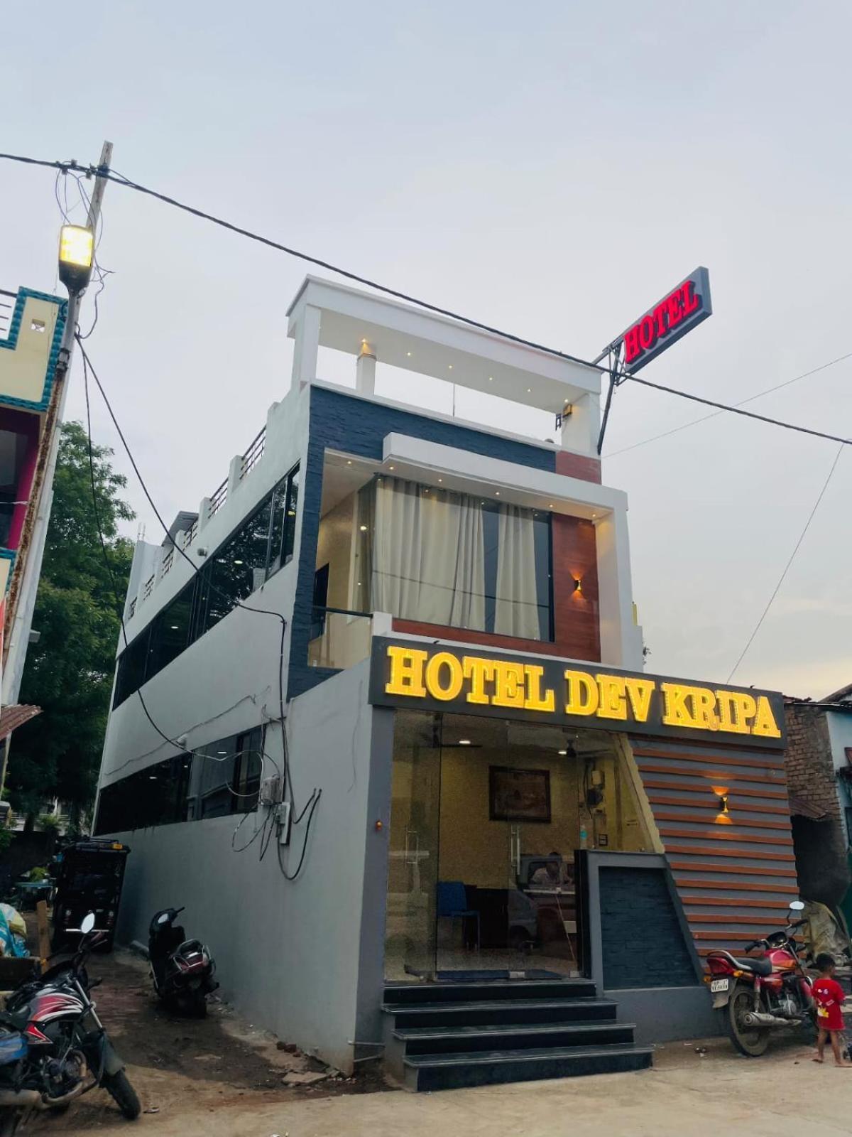 Hotel Dev Kripa 乌贾因 外观 照片