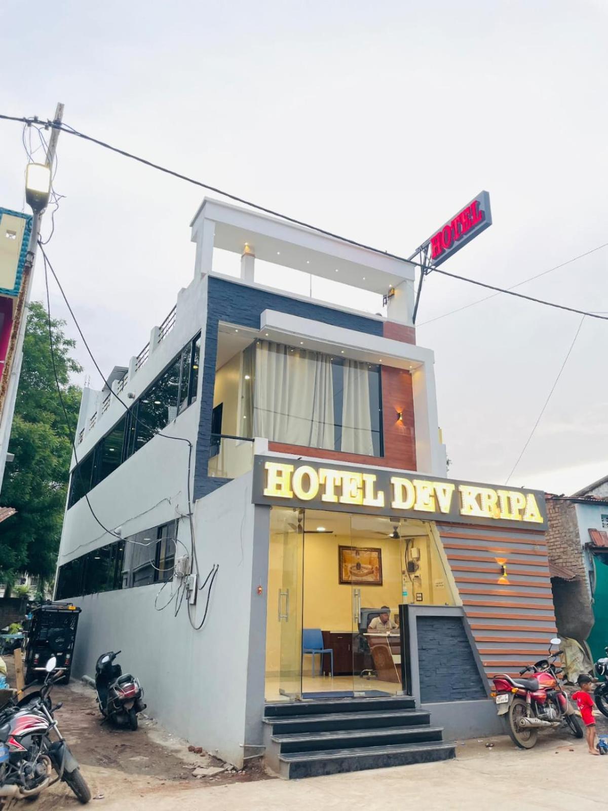 Hotel Dev Kripa 乌贾因 外观 照片