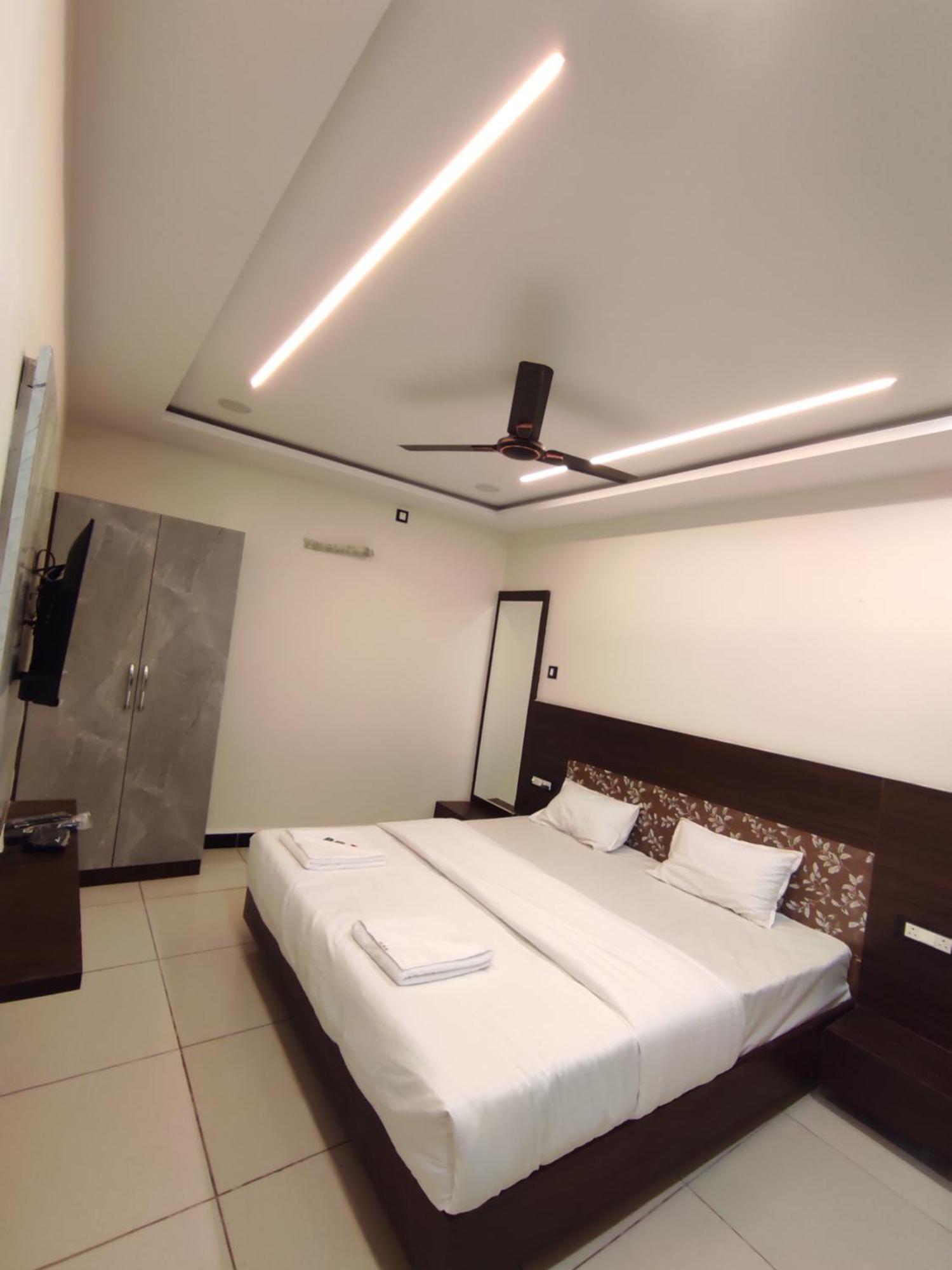 Hotel Dev Kripa 乌贾因 外观 照片