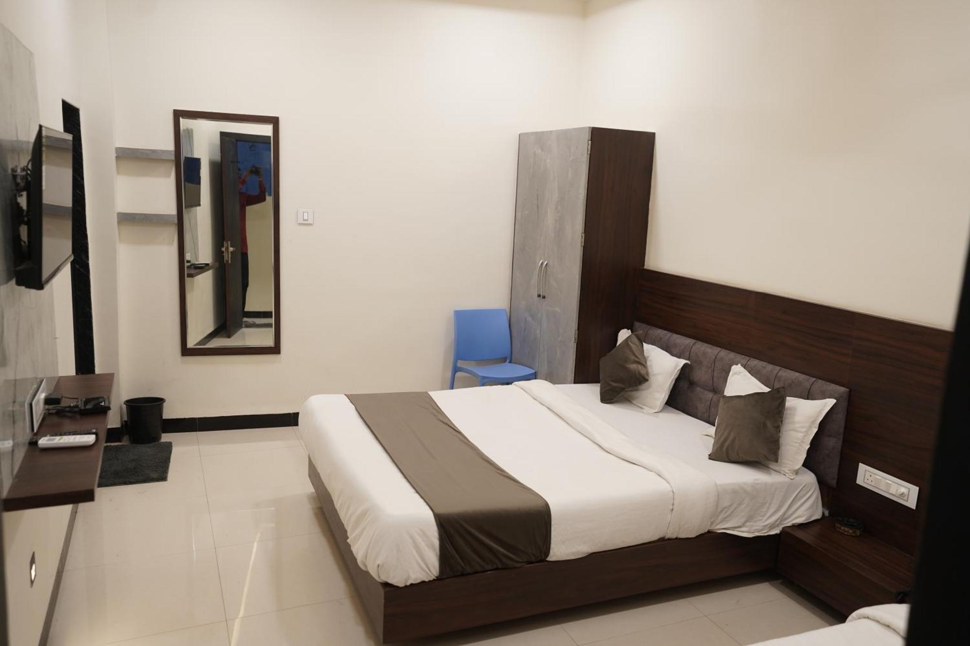 Hotel Dev Kripa 乌贾因 外观 照片