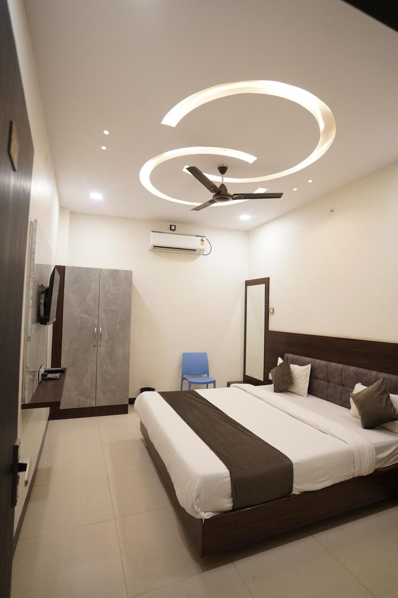 Hotel Dev Kripa 乌贾因 外观 照片