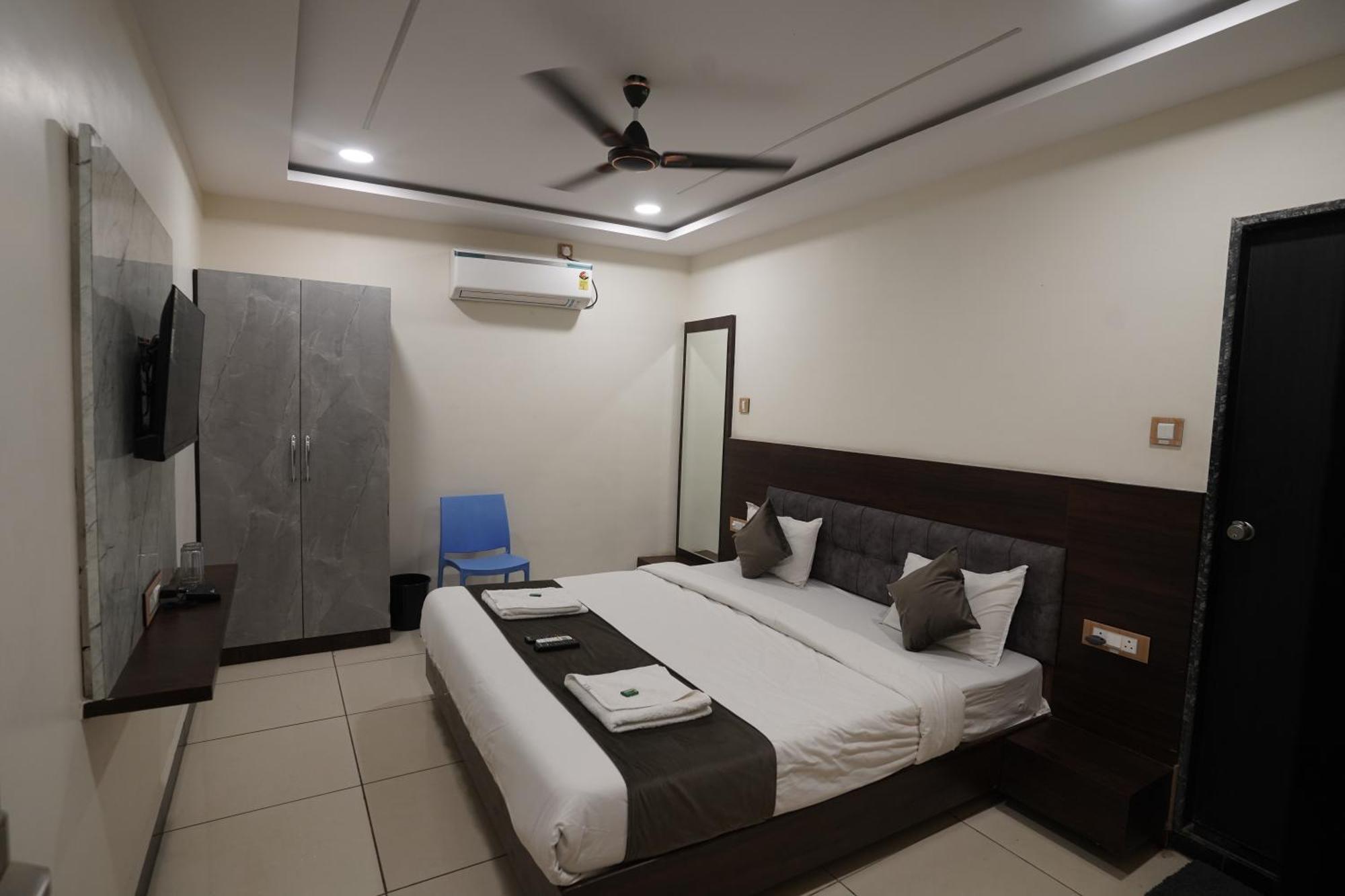 Hotel Dev Kripa 乌贾因 外观 照片
