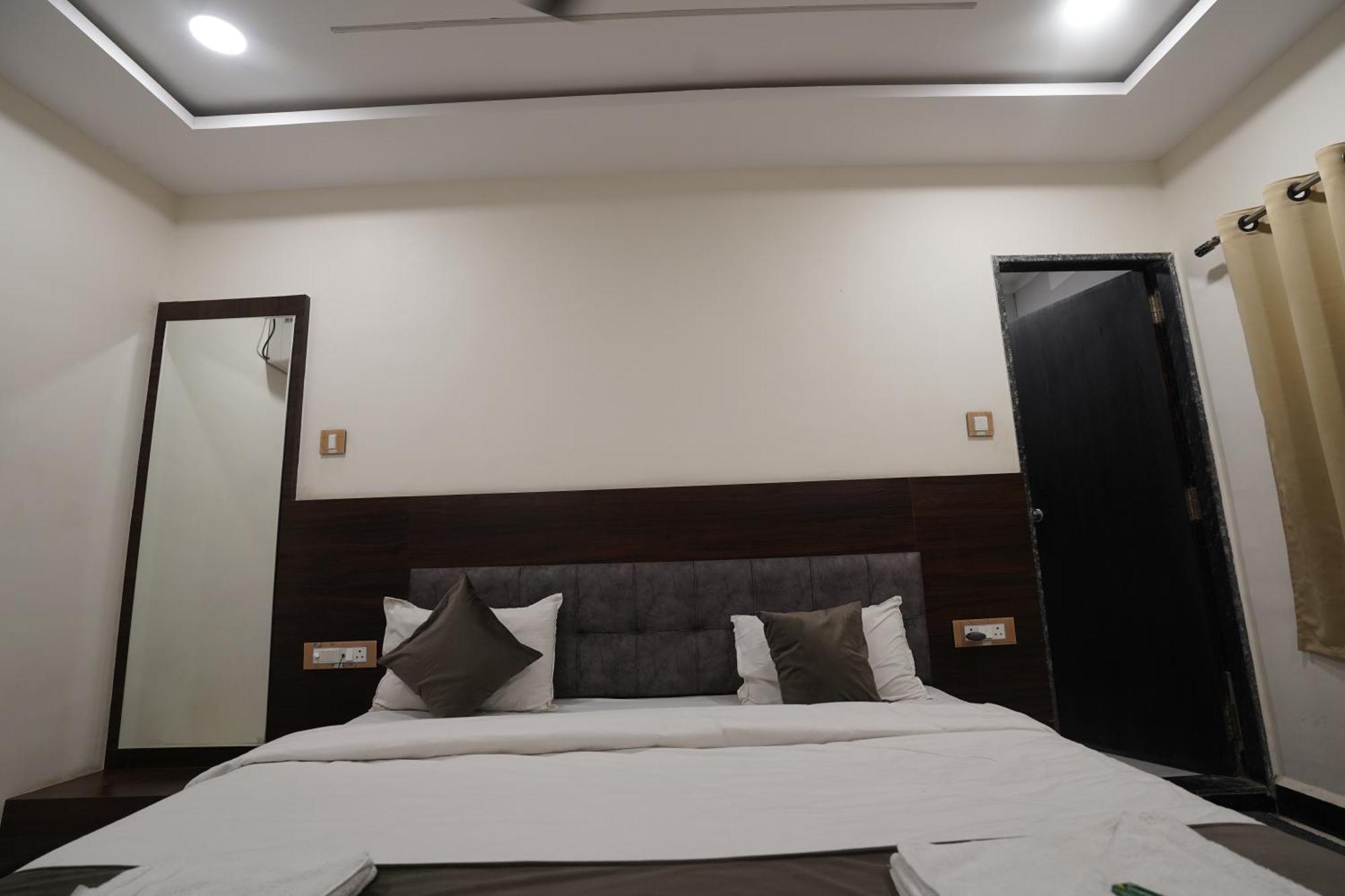 Hotel Dev Kripa 乌贾因 外观 照片