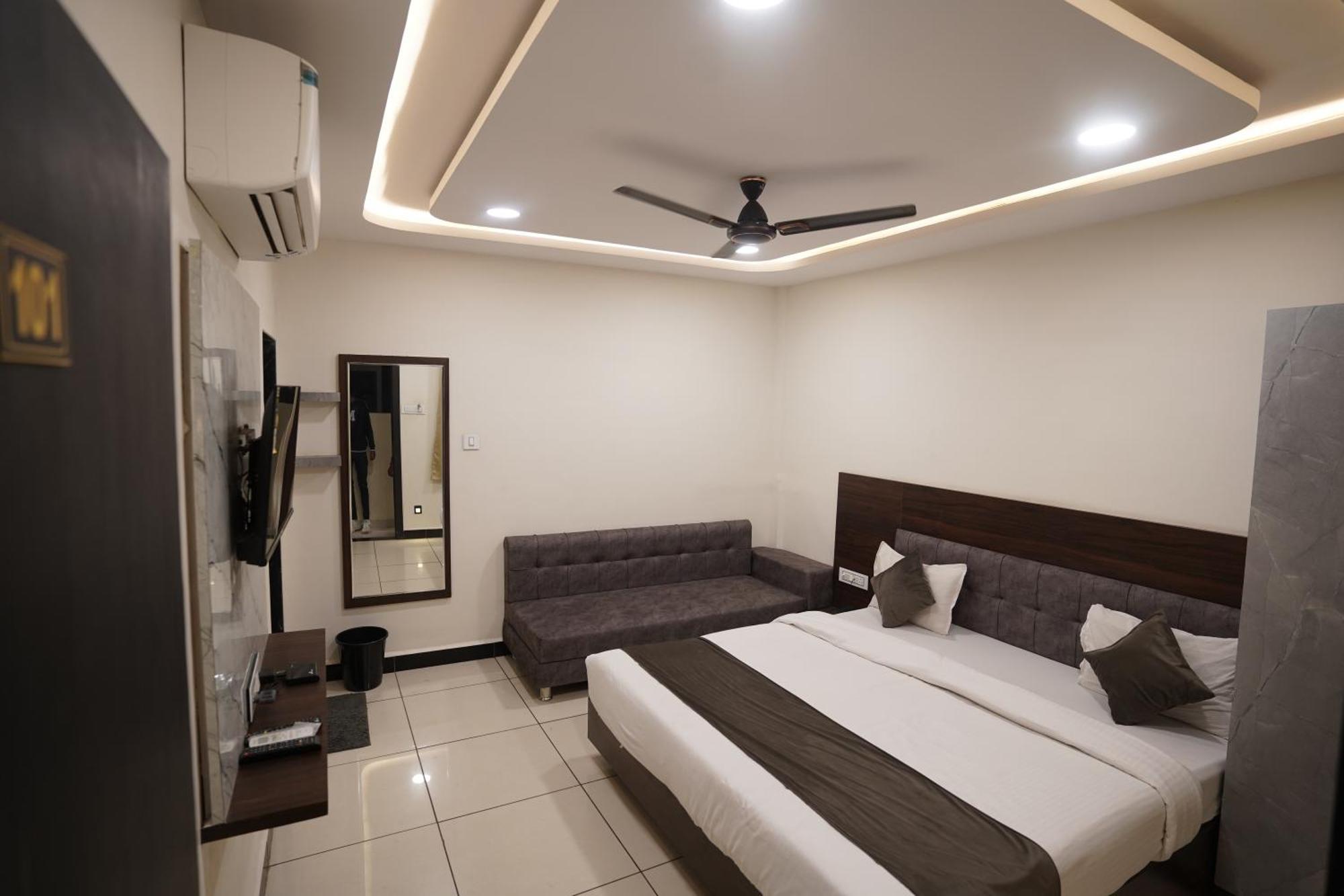 Hotel Dev Kripa 乌贾因 外观 照片